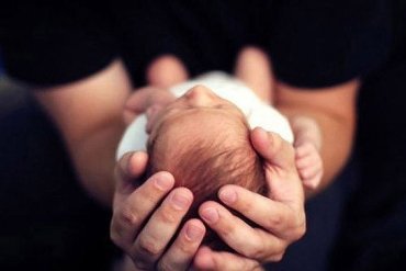 В Финляндии мужчина впервые успешно родил ребенка