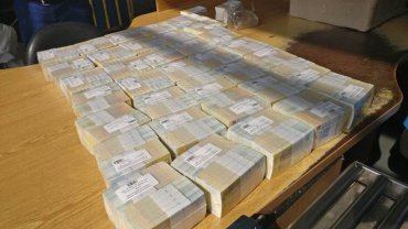 Украинец пытался отправить почтой в Гонконг 24 кг гривен