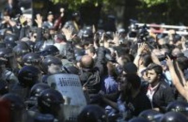 В Ереване произошли столкновения между протестующими и полицией