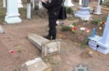 В Одесской области ребенка насмерть придавило могильной плитой