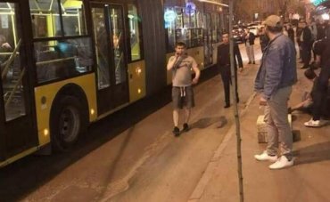 В центре Киева драка в троллейбусе переросла в поножовщину