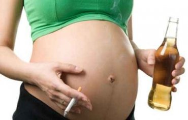 В России хотят штрафовать беременных за алкоголь и курение