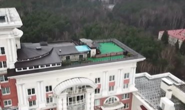 В России мужчина построил дачу на крыше многоэтажки