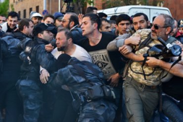 В Ереване полиция начала разгон «бархатной революции»