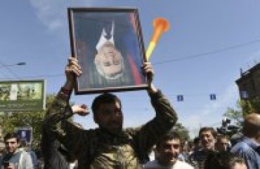 Лидер армянской оппозиции призвал продолжать «революцию»