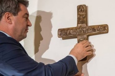 В Баварии на входе в госучреждения установят кресты