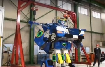 В Японии создали робота, который за минуту превращается в автомобиль