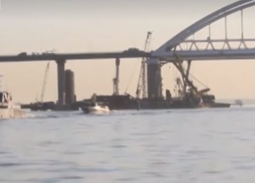 Российские боевые корабли прошли под Керченским мостом