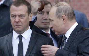 Медведев отказался уходить
