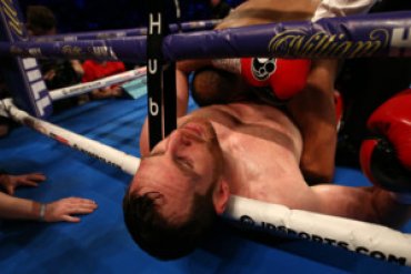 Британского боксера дисквалифицировали за укус соперника в живот