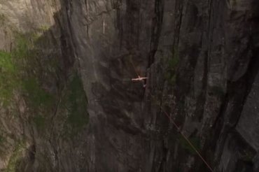 Норвежский спортсмен прошел по канату на высоте одного километра
