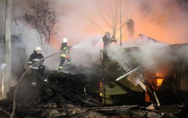 В частном секторе Киева вспыхнул большой пожар