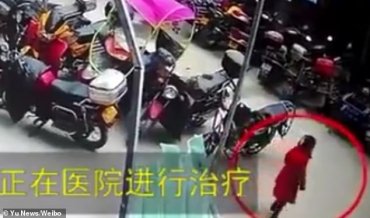 В Китае девочка выпала с 26-го этажа и отделалась переломом руки