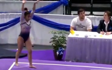 В США гимнастка сломала обе ноги во время соревнований