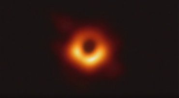 Астрономы показали первое в истории человечества изображение черной дыры