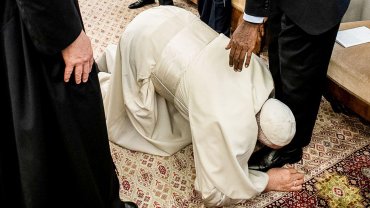 Больше, чем фото: Папа Франциск целует ноги лидерам оппозиции Судана, умоляя их не проливать кровь