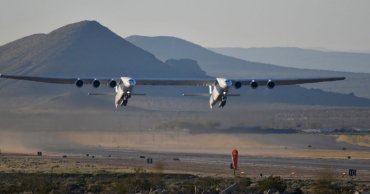 Самый большой самолёт в мире впервые поднялся в воздух