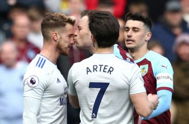 Английский футболист получил желтую карточку за то, что поцеловал соперника