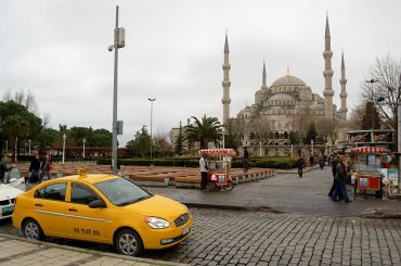 Турецкий таксист вернул туристам забытые в машине 30 тысяч евро