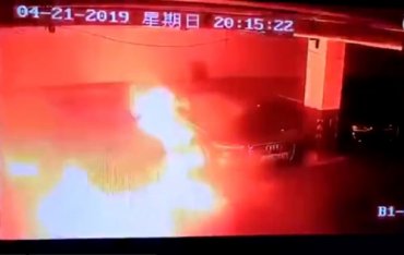 В Китае на парковке взорвалась Tesla (ВИДЕО)