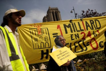 «Нам тоже нужна крыша». Бездомные вышли с протестом к собору Парижской Богоматери
