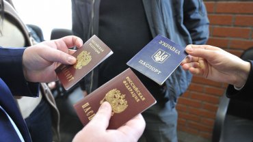 Путин начинает раздавать российские паспорта на Донбассе