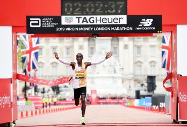 Кениец Кипчоге выиграл Лондонский марафон