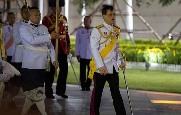 Король Таиланда провел карантин со своим гаремом в Альпах