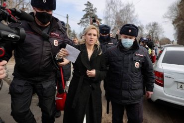 Активисты требуют допустить врачей к голодающему Навальному, российские силовики их задерживают