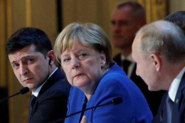 Меркель призвала Путина остановить наращивание военной мощи на границах Украины