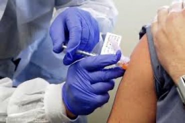 Минздрав сообщил, что темпы вакцинации упали в четыре раза