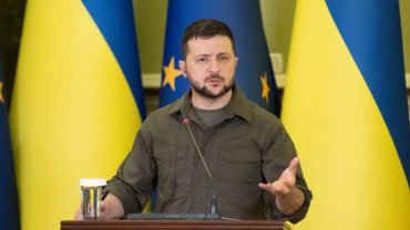 Зеленский попросил Раду продлить военное положение в Украине
