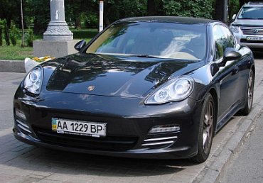 Депутат из блока Тимошенко катается на Porsche за 130 тысяч евро