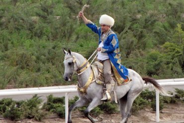 Президент Туркмении упал с коня