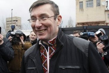 Луценко из-за границы призвал к свержению Януковича