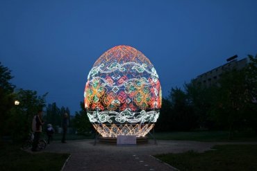 В Украине установили самое большое в мире светящееся пасхальное яйцо