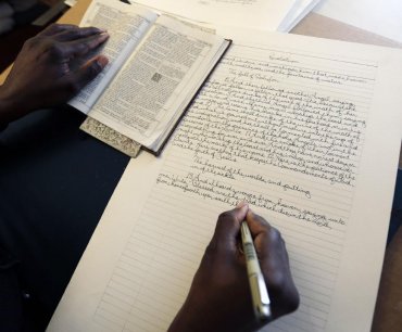Американец за четыре года полностью переписал Библию от руки