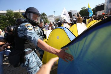 «Беркут» разгромил палаточный городок оппозиции на Софийской площади