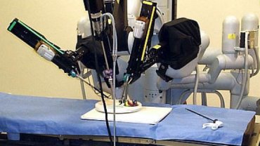 Американка хочет отсудить $4 000 000 у производителя роботов-хирургов