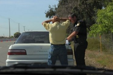 В США судья осудил шерифа за безпричинную остановку машин