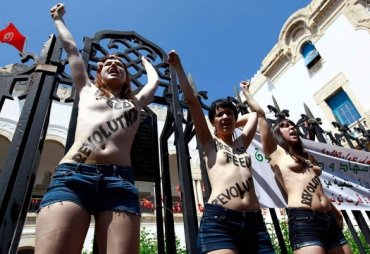 Активистки FEMEN впервые разделись в исламском государстве