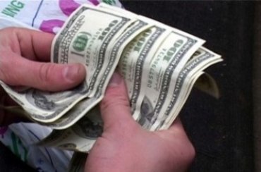 Россия в панике: люди скупают доллары и забирают деньги из банков