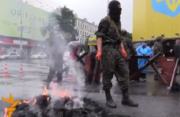 Активисты Майдана не дали коммунальщикам разобрать баррикады