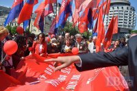 В Киеве социалисты и православные прошлись к памятнику Вечной Славы
