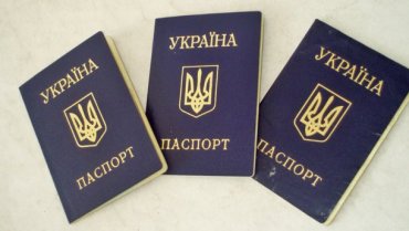 Всем украинцам до конца года придется заменить старые паспорта