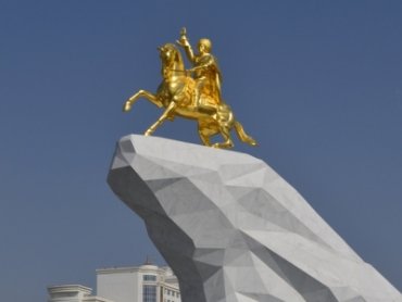 В Туркменистане открыли статую действующего президента из сусального золота