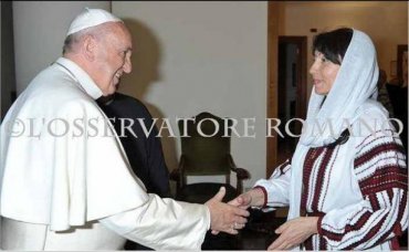 Папе Франциску подарили украинскую вышиванку