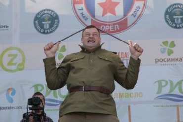 Российский чиновник, согнувший 12 металлических прутьев о свою голову в честь 9 мая, заявил, что курильщики финансируют гей-сообщества
