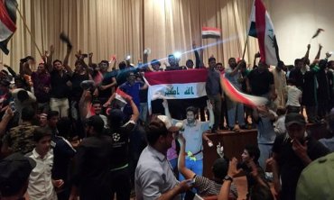 В Ираке сотни демонстрантов взяли штурмом здание парламента