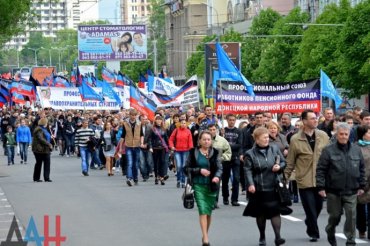 В Донецке отметили 1 мая шествием с флагами ДНР
